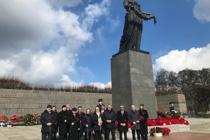 Церемония по полагане на венци послучай Деня на Победата девети май на Ръководителите на мисии на Европейския съюз в Санкт Петербург