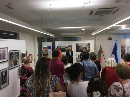 Изложбата ,,Покривите на София'  беше предствена в Скопие
