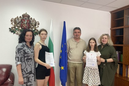 В посолството на България в Киев гостуваха младите художнички от Центъра за работа с деца и младежи 