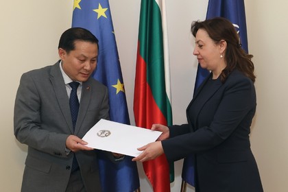 Заместник-министър Мария Ангелиева прие копия на акредитивните писма на посланика на Лаос в Република България Н. Пр. г-н Майбуа Ксаявонг