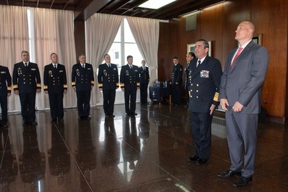 Връчване на награден знак ,,За принос за сътрудничество“ на капитан III-ти ранг Кристиан Иван Агилера, старши оперативен офицер на многоцелева корвета от Военноморските сили на Аржентина, Буенос Айрес, 29 септември 2025 г.