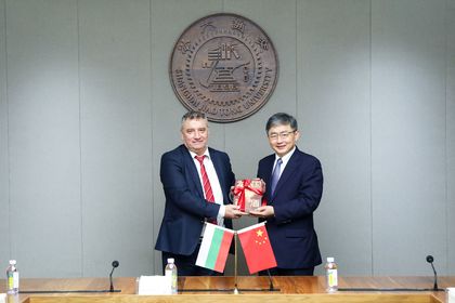 保加利亚国民与世界经济大学代表团访问上海
