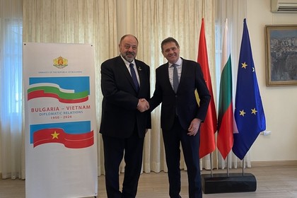 Президентът на Световната дентална федерация д-р Николай Шарков посети Посолството на България в Ханой