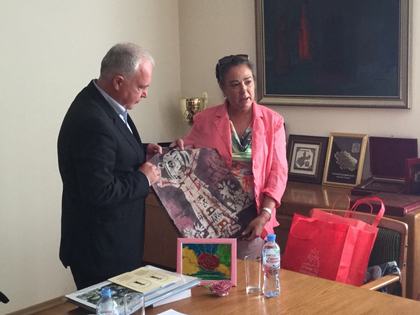 СРЕЩА НА ПОСЛАНИК АТАНАС КРЪСТИН С НАГРАДЕНИ БЪЛГАРСКИ УЧЕНИЦИ
