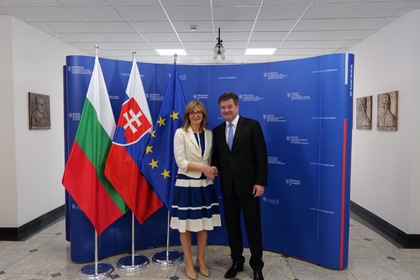 Екатерина Захариева разговаря  със словашкия си колега Мирослав Лайчак