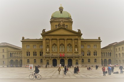 Швейцария изисква отрицателен PCR тест за пристигащите със самолет