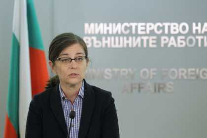 Министър Генчовска: Търсим най-удачния начин за осигуряване на безопасен коридор, по който да изведем  нашите сънародници от Киев