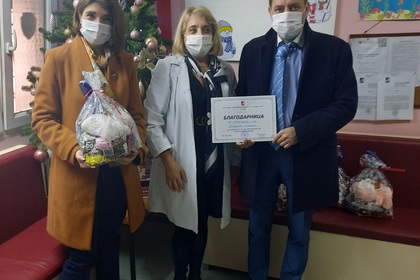 Предоставяне на новогодишни пакети на деца със специални потребности 